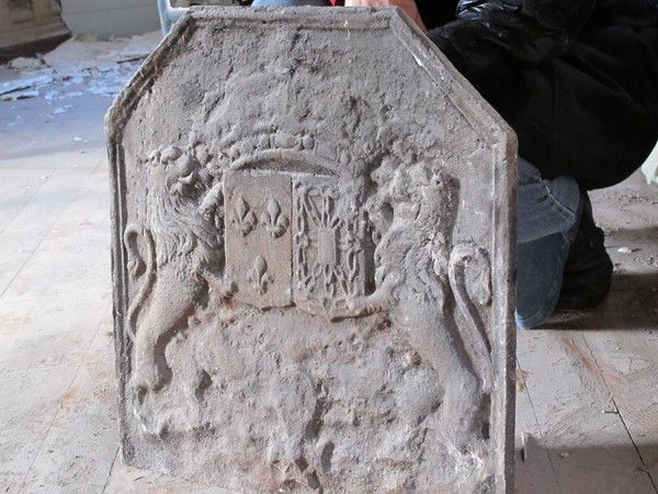 Plaque de cheminée ancienne en fonte Couronne blason fleurs de lys
